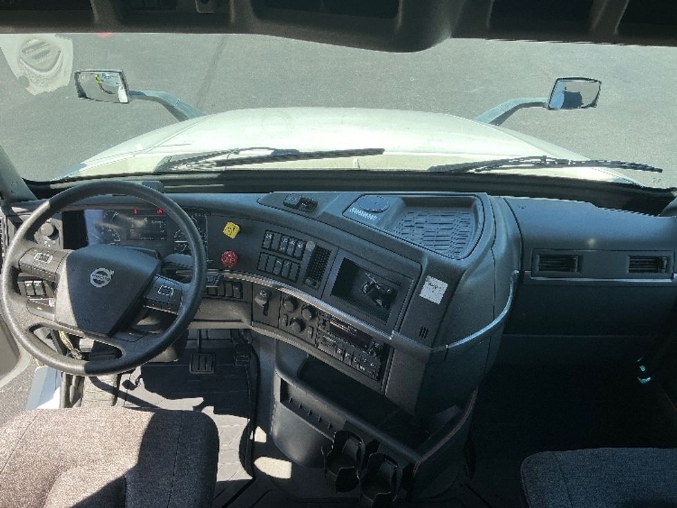 Sleeper Tractor-Heavy Duty Tractors-Volvo-2023-VNL64760-Las Vegas-NV-510,524\n\t\tmiles-$ 82,000 - Image 12