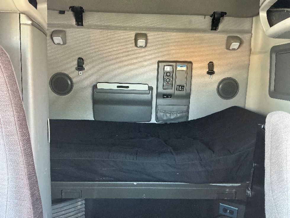 Sleeper Tractor-Heavy Duty Tractors-Volvo-2023-VNL64760-Las Vegas-NV-510,524\n\t\tmiles-$ 82,000 - Image 16