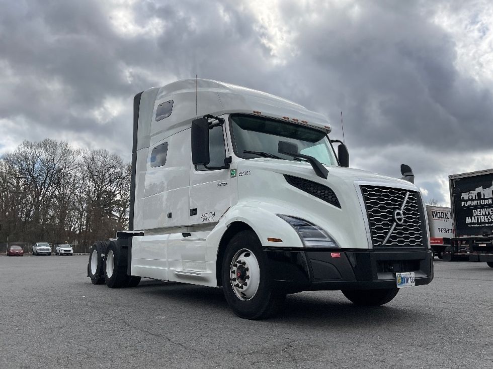 Sleeper Tractor-Heavy Duty Tractors-Volvo-2023-VNL64760-Little Rock-AR-317,694\n\t\tmiles-$ 95,750 - Image 1