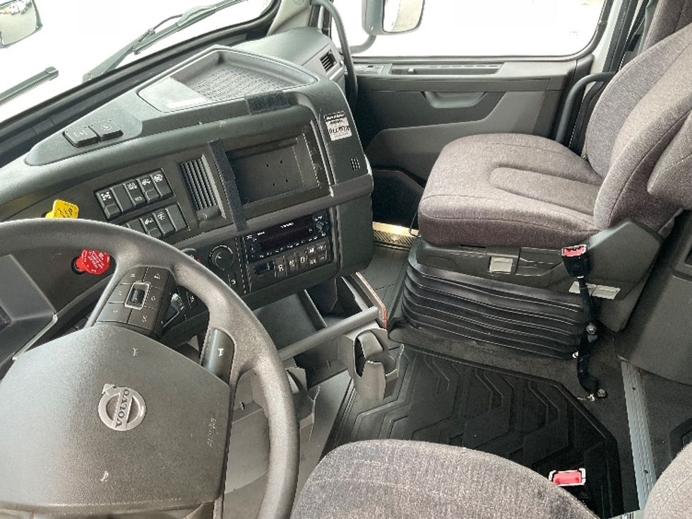 Sleeper Tractor-Heavy Duty Tractors-Volvo-2023-VNL64760-Little Rock-AR-317,694\n\t\tmiles-$ 95,750 - Image 10