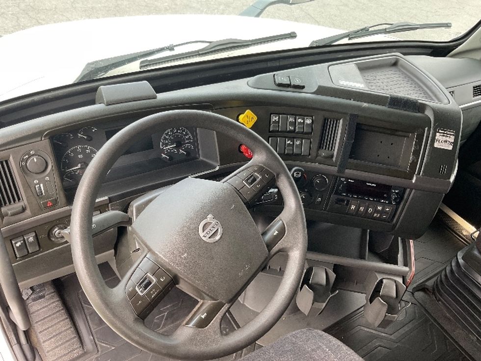 Sleeper Tractor-Heavy Duty Tractors-Volvo-2023-VNL64760-Little Rock-AR-317,694\n\t\tmiles-$ 95,750 - Image 11