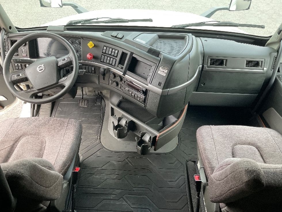 Sleeper Tractor-Heavy Duty Tractors-Volvo-2023-VNL64760-Little Rock-AR-317,694\n\t\tmiles-$ 95,750 - Image 12