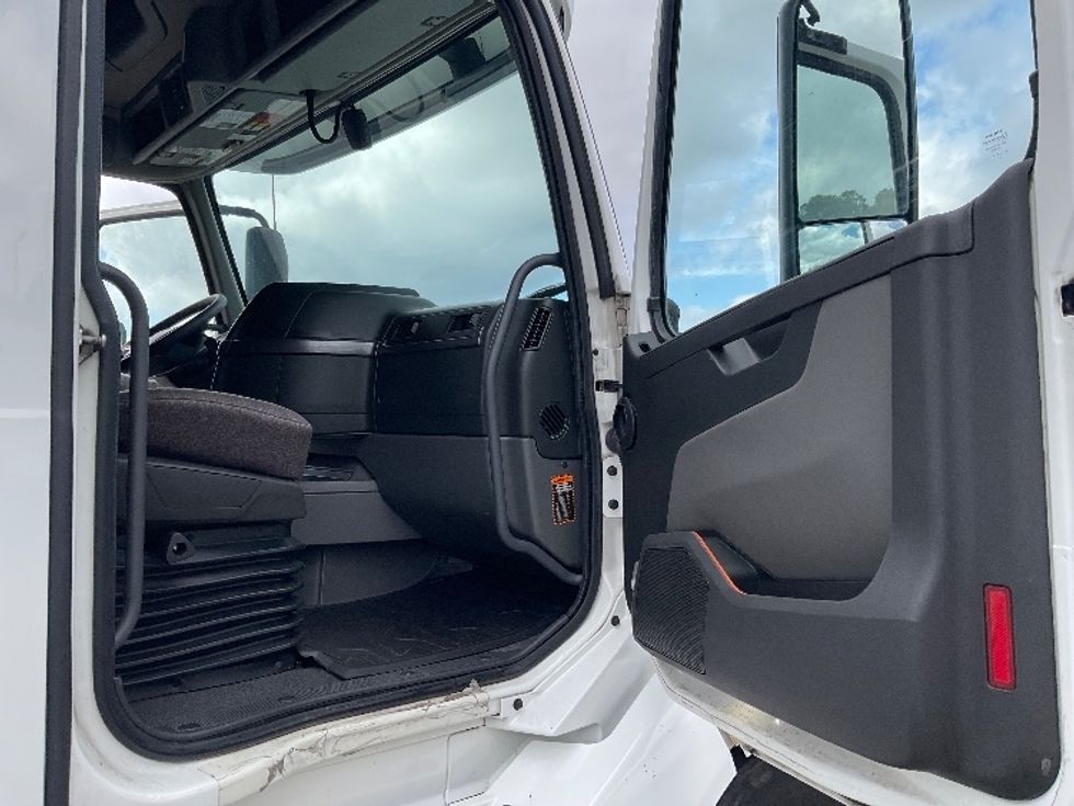 Sleeper Tractor-Heavy Duty Tractors-Volvo-2023-VNL64760-Little Rock-AR-317,694\n\t\tmiles-$ 95,750 - Image 13