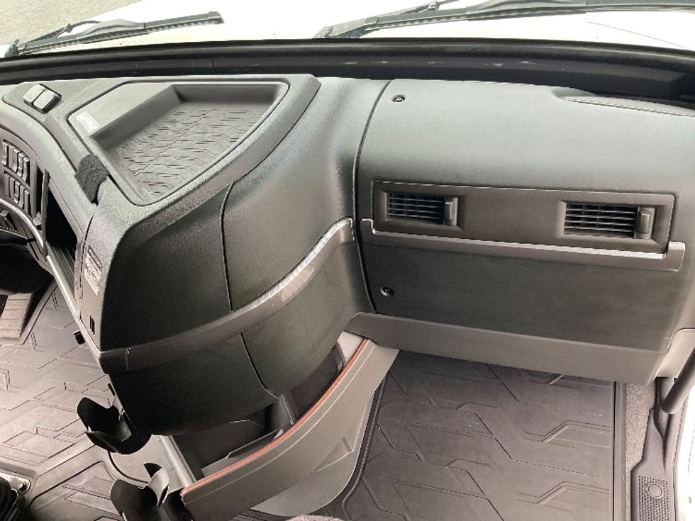 Sleeper Tractor-Heavy Duty Tractors-Volvo-2023-VNL64760-Little Rock-AR-317,694\n\t\tmiles-$ 95,750 - Image 14