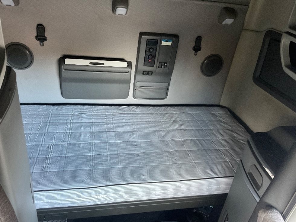 Sleeper Tractor-Heavy Duty Tractors-Volvo-2023-VNL64760-Little Rock-AR-317,694\n\t\tmiles-$ 95,750 - Image 16