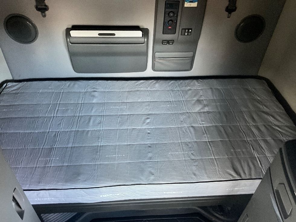 Sleeper Tractor-Heavy Duty Tractors-Volvo-2023-VNL64760-Little Rock-AR-317,694\n\t\tmiles-$ 95,750 - Image 17