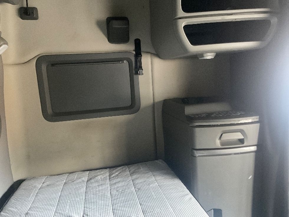 Sleeper Tractor-Heavy Duty Tractors-Volvo-2023-VNL64760-Little Rock-AR-317,694\n\t\tmiles-$ 95,750 - Image 18