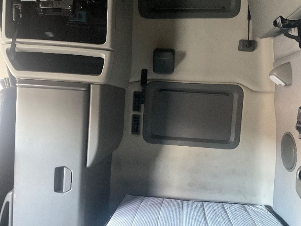 Sleeper Tractor-Heavy Duty Tractors-Volvo-2023-VNL64760-Little Rock-AR-317,694\n\t\tmiles-$ 95,750 - Image 19