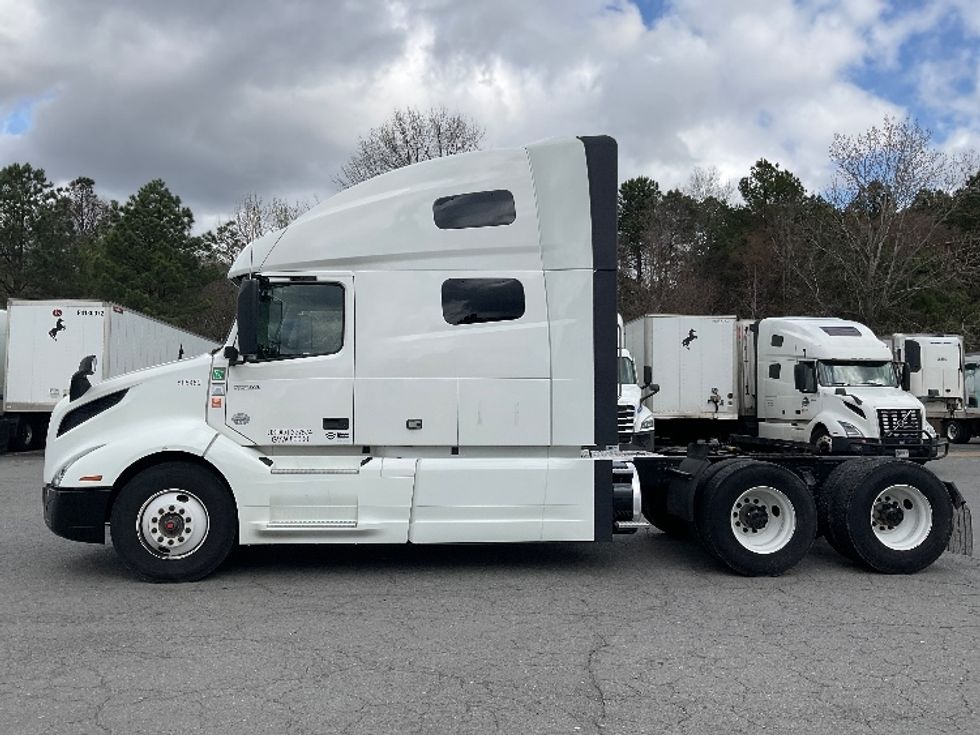 Sleeper Tractor-Heavy Duty Tractors-Volvo-2023-VNL64760-Little Rock-AR-317,694\n\t\tmiles-$ 95,750 - Image 4