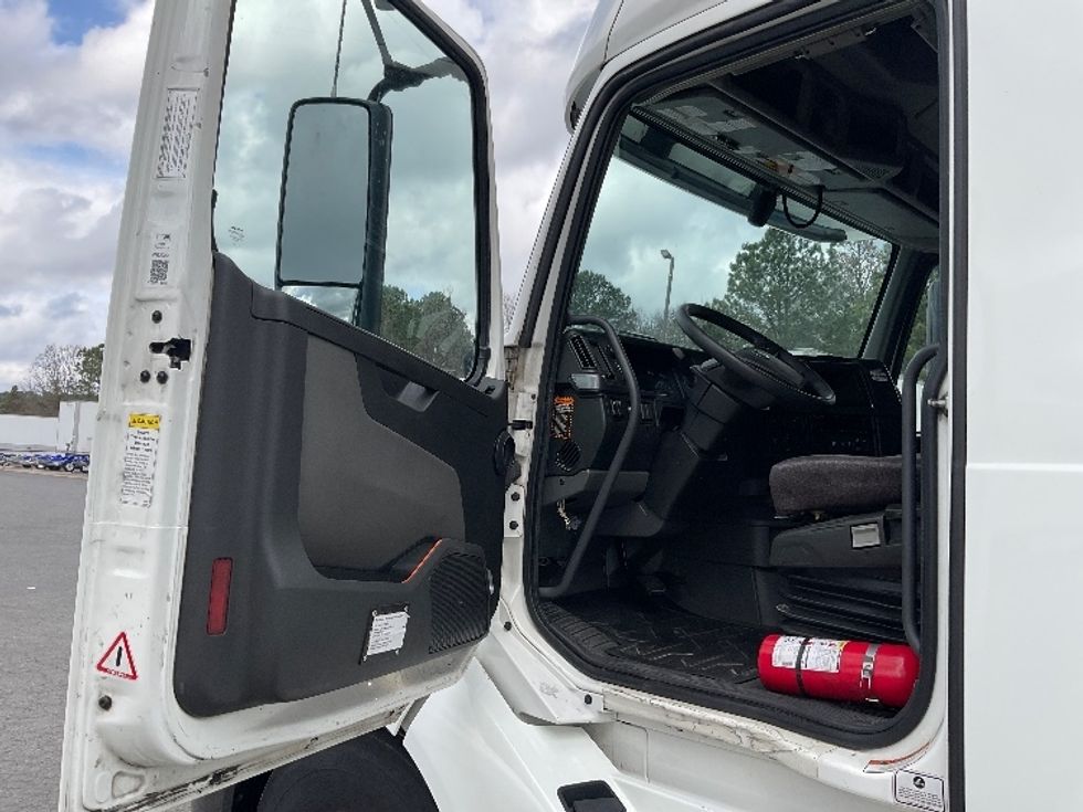 Sleeper Tractor-Heavy Duty Tractors-Volvo-2023-VNL64760-Little Rock-AR-317,694\n\t\tmiles-$ 95,750 - Image 9