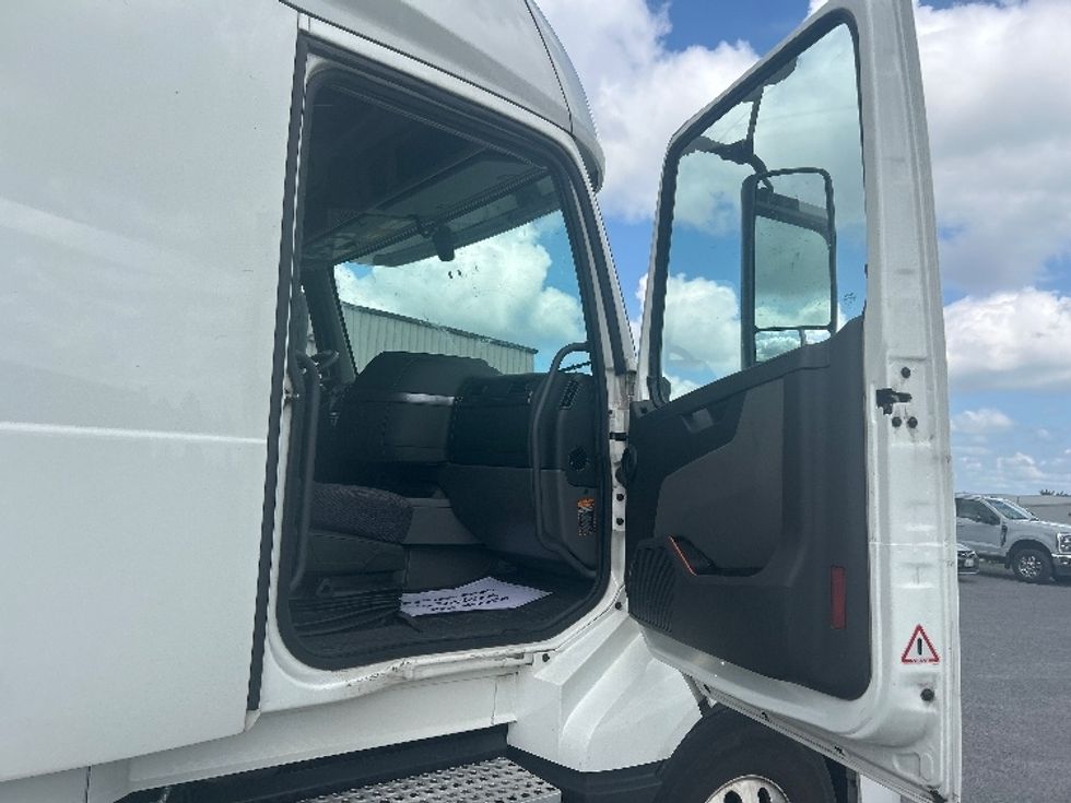Sleeper Tractor-Heavy Duty Tractors-Volvo-2023-VNL64760-Liverpool-NY-519,000\n\t\tmiles-$ 79,750 - Image 13