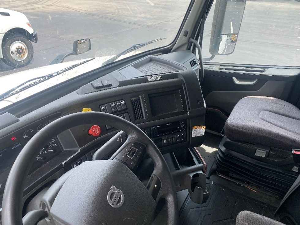 Sleeper Tractor-Heavy Duty Tractors-Volvo-2023-VNL64760-Louisville-KY-463,372\n\t\tmiles-$ 89,750 - Image 10