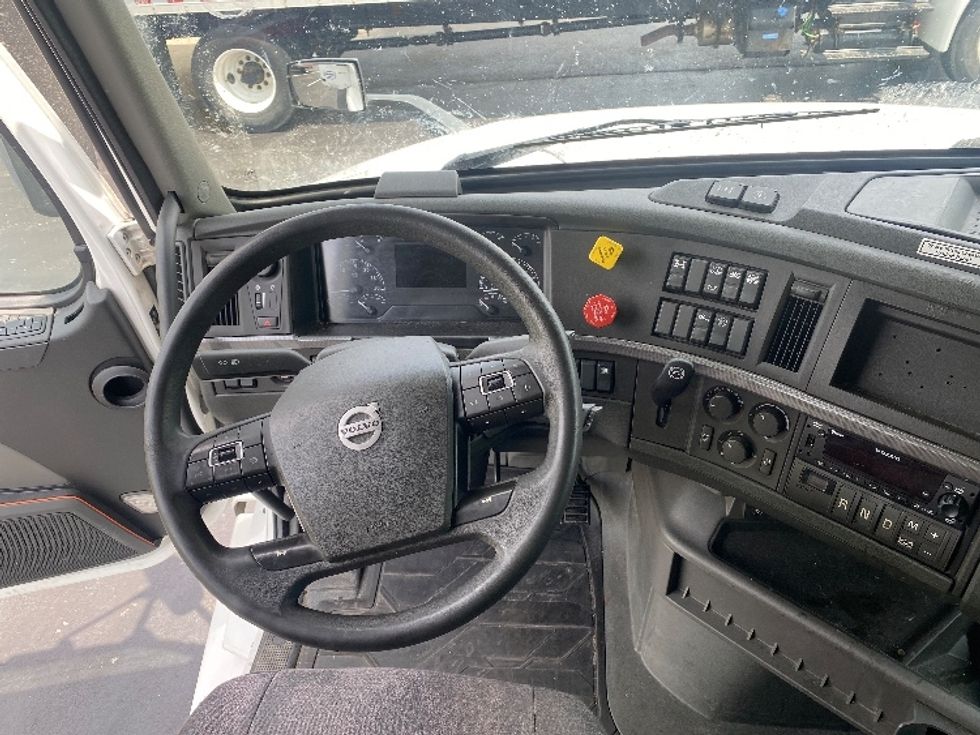 Sleeper Tractor-Heavy Duty Tractors-Volvo-2023-VNL64760-Louisville-KY-463,372\n\t\tmiles-$ 89,750 - Image 11