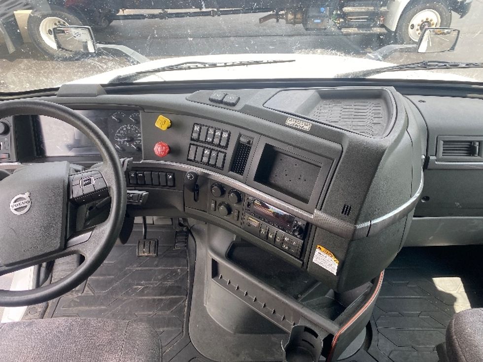 Sleeper Tractor-Heavy Duty Tractors-Volvo-2023-VNL64760-Louisville-KY-463,372\n\t\tmiles-$ 89,750 - Image 12
