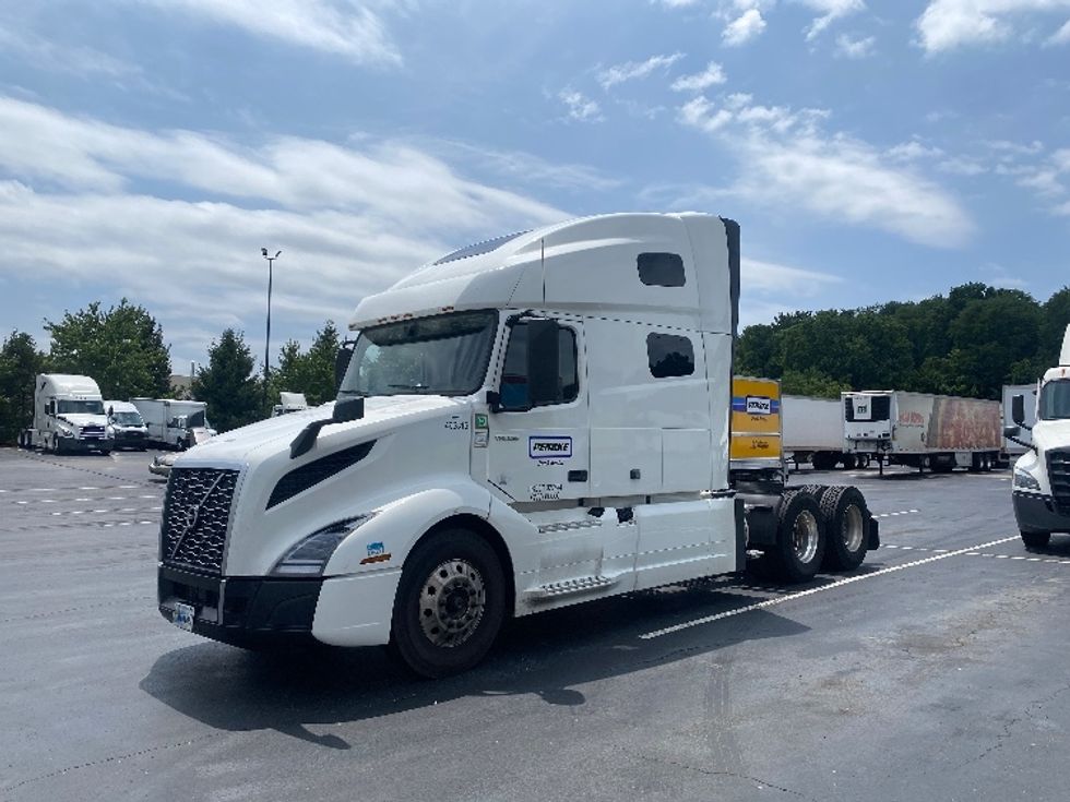 Sleeper Tractor-Heavy Duty Tractors-Volvo-2023-VNL64760-Louisville-KY-463,372\n\t\tmiles-$ 89,750 - Image 3