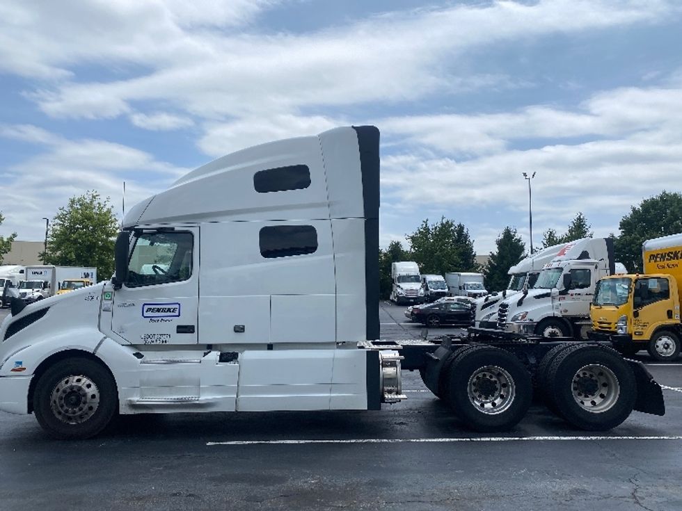 Sleeper Tractor-Heavy Duty Tractors-Volvo-2023-VNL64760-Louisville-KY-463,372\n\t\tmiles-$ 89,750 - Image 4