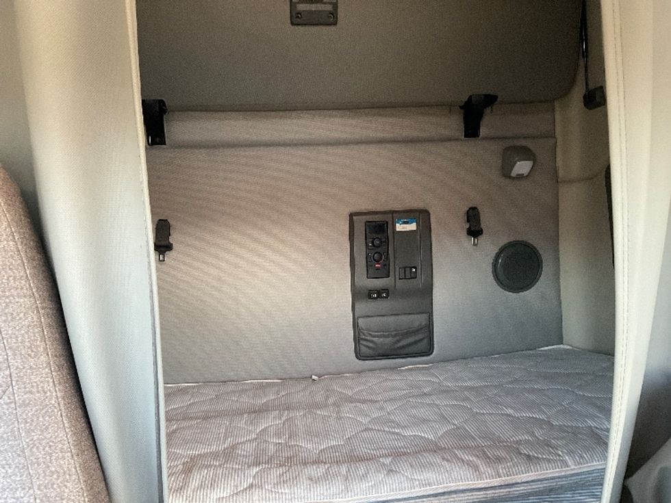 Sleeper Tractor-Heavy Duty Tractors-Volvo-2023-VNL64760-Loveland-CO-631,963\n\t\tmiles-$ 69,000 - Image 16