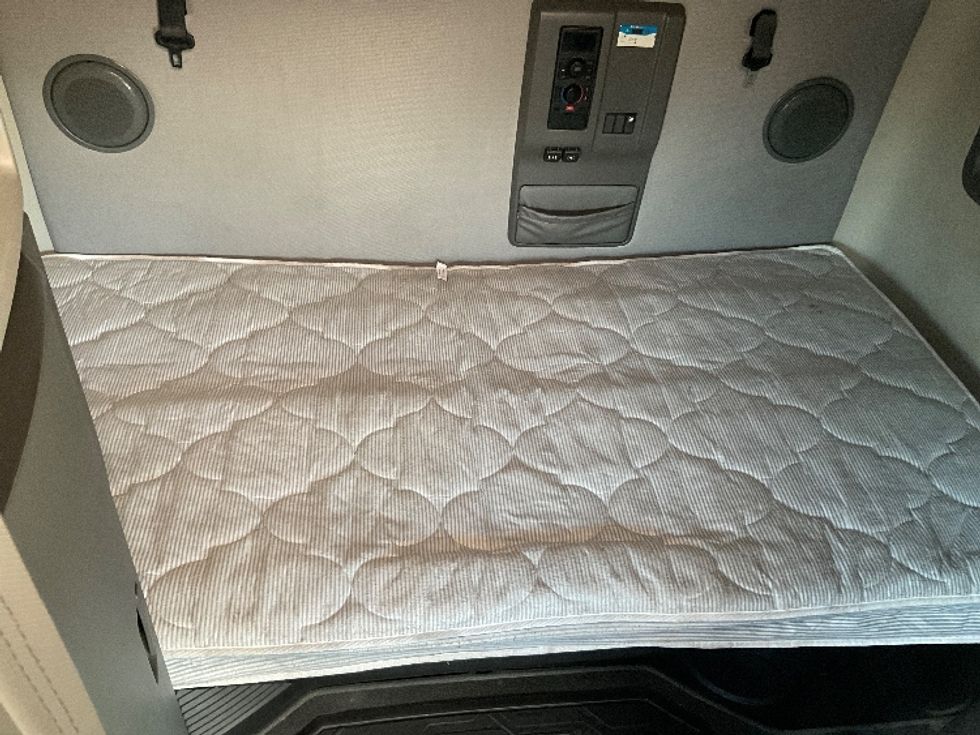 Sleeper Tractor-Heavy Duty Tractors-Volvo-2023-VNL64760-Loveland-CO-631,963\n\t\tmiles-$ 69,000 - Image 17