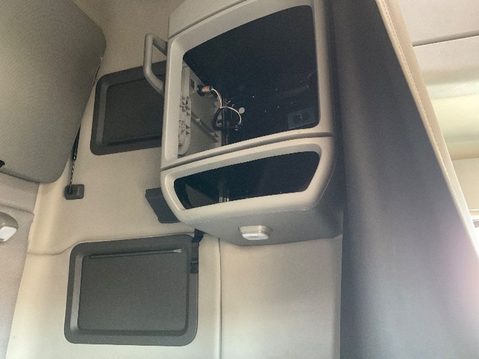 Sleeper Tractor-Heavy Duty Tractors-Volvo-2023-VNL64760-Loveland-CO-631,963\n\t\tmiles-$ 69,000 - Image 18