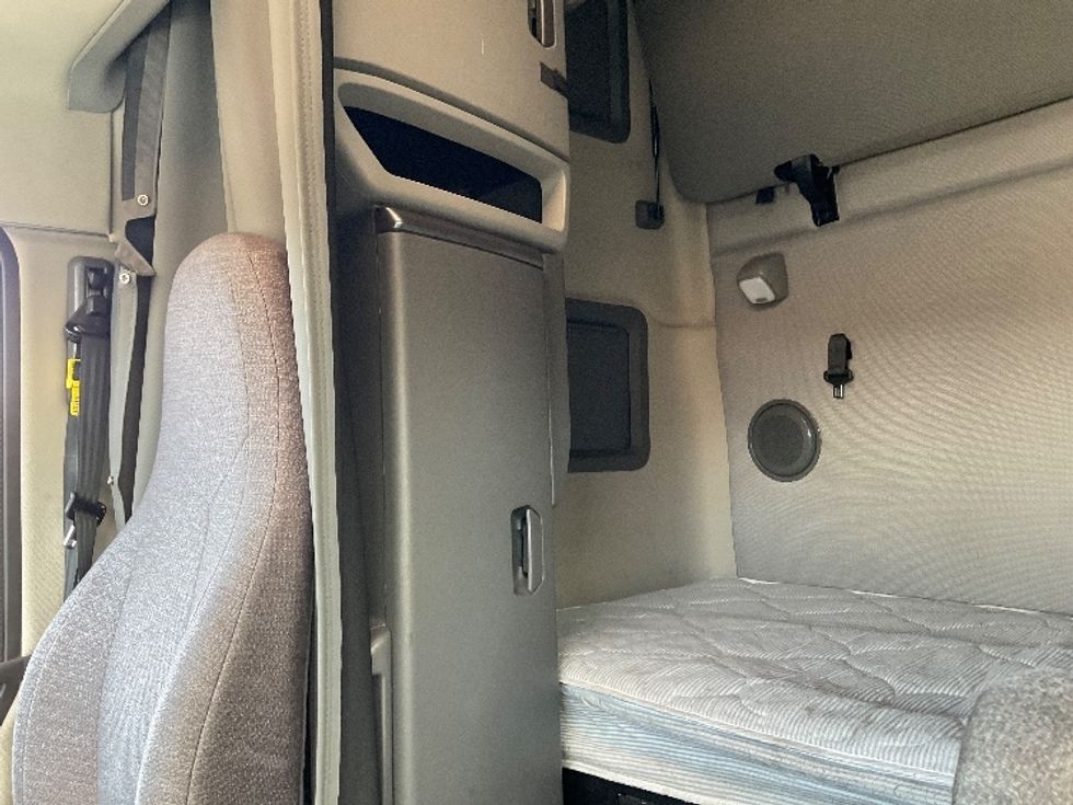 Sleeper Tractor-Heavy Duty Tractors-Volvo-2023-VNL64760-Loveland-CO-631,963\n\t\tmiles-$ 69,000 - Image 19