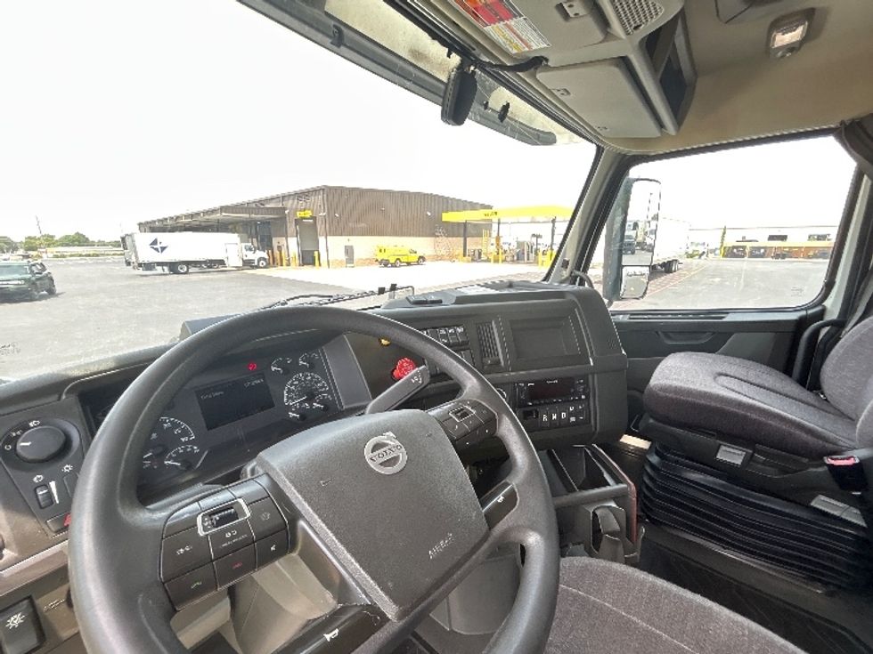 Sleeper Tractor-Heavy Duty Tractors-Volvo-2023-VNL64760-Lowell-AR-655,972\n\t\tmiles-$ 68,000 - Image 10