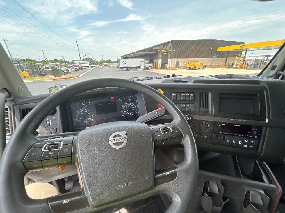 Sleeper Tractor-Heavy Duty Tractors-Volvo-2023-VNL64760-Lowell-AR-655,972\n\t\tmiles-$ 68,000 - Image 11