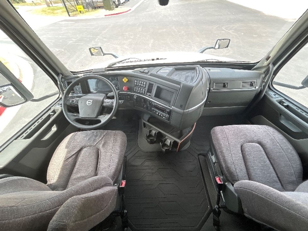Sleeper Tractor-Heavy Duty Tractors-Volvo-2023-VNL64760-Lowell-AR-655,972\n\t\tmiles-$ 68,000 - Image 12