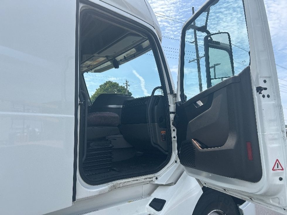 Sleeper Tractor-Heavy Duty Tractors-Volvo-2023-VNL64760-Lowell-AR-655,972\n\t\tmiles-$ 68,000 - Image 13
