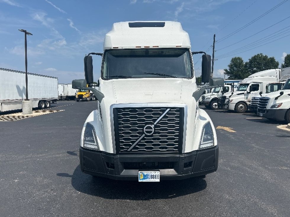 Sleeper Tractor-Heavy Duty Tractors-Volvo-2023-VNL64760-Lowell-AR-655,972\n\t\tmiles-$ 68,000 - Image 2