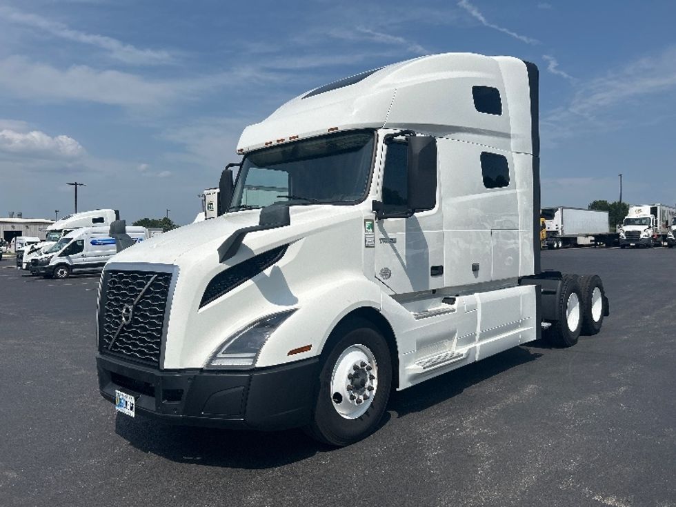 Sleeper Tractor-Heavy Duty Tractors-Volvo-2023-VNL64760-Lowell-AR-655,972\n\t\tmiles-$ 68,000 - Image 3