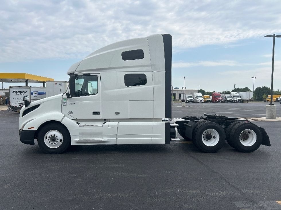Sleeper Tractor-Heavy Duty Tractors-Volvo-2023-VNL64760-Lowell-AR-655,972\n\t\tmiles-$ 68,000 - Image 4
