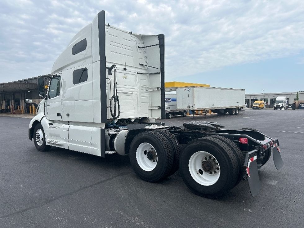Sleeper Tractor-Heavy Duty Tractors-Volvo-2023-VNL64760-Lowell-AR-655,972\n\t\tmiles-$ 68,000 - Image 5