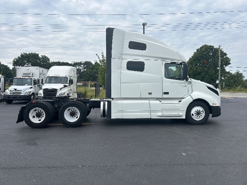 Sleeper Tractor-Heavy Duty Tractors-Volvo-2023-VNL64760-Lowell-AR-655,972\n\t\tmiles-$ 68,000 - Image 8
