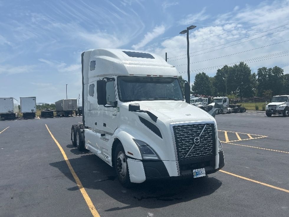Sleeper Tractor-Heavy Duty Tractors-Volvo-2023-VNL64760-Lowell-AR-675,267\n\t\tmiles-$ 67,500 - Image 1