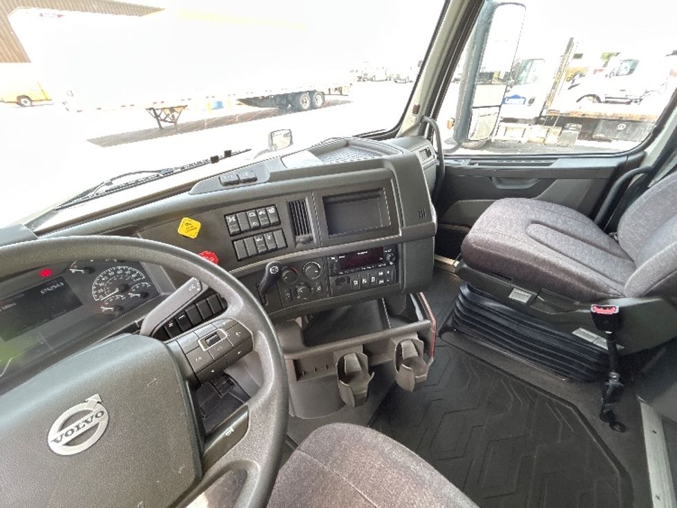 Sleeper Tractor-Heavy Duty Tractors-Volvo-2023-VNL64760-Lowell-AR-675,267\n\t\tmiles-$ 67,500 - Image 10