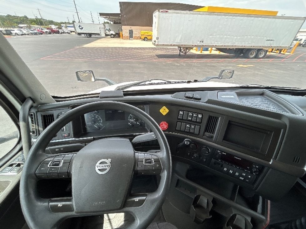 Sleeper Tractor-Heavy Duty Tractors-Volvo-2023-VNL64760-Lowell-AR-675,267\n\t\tmiles-$ 67,500 - Image 11
