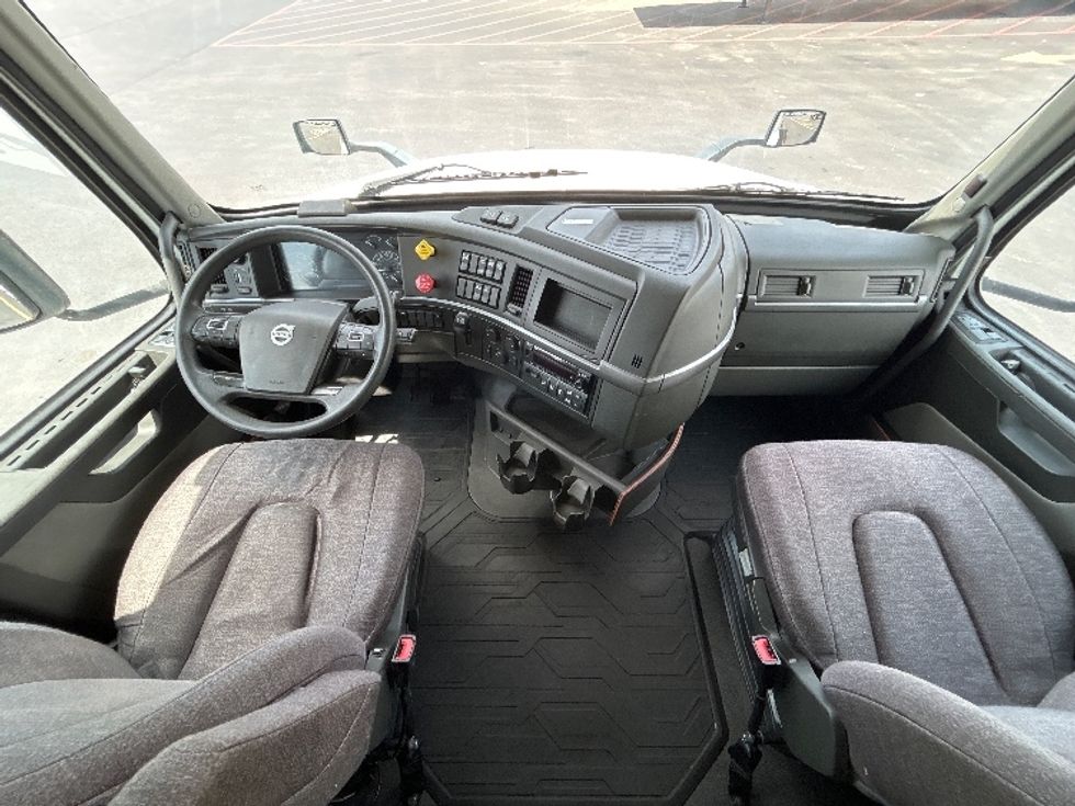 Sleeper Tractor-Heavy Duty Tractors-Volvo-2023-VNL64760-Lowell-AR-675,267\n\t\tmiles-$ 67,500 - Image 12