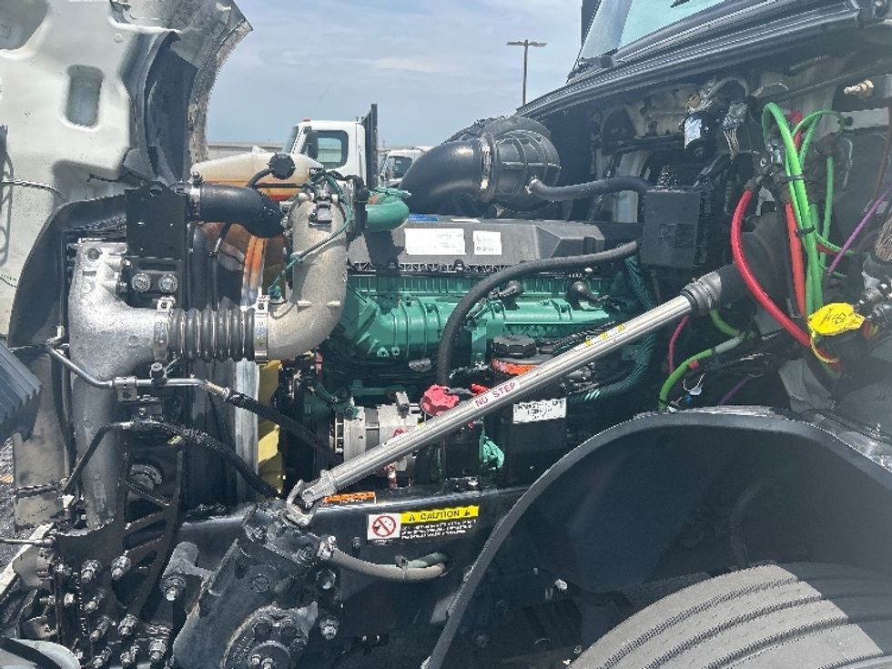 Sleeper Tractor-Heavy Duty Tractors-Volvo-2023-VNL64760-Lowell-AR-675,267\n\t\tmiles-$ 67,500 - Image 20