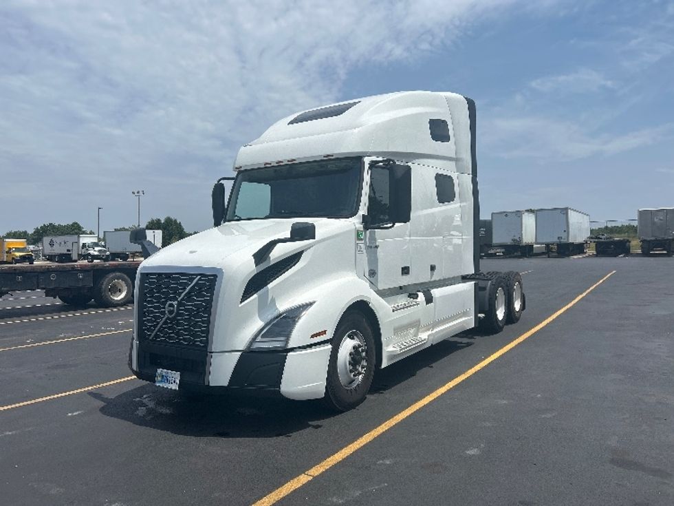 Sleeper Tractor-Heavy Duty Tractors-Volvo-2023-VNL64760-Lowell-AR-675,267\n\t\tmiles-$ 67,500 - Image 3