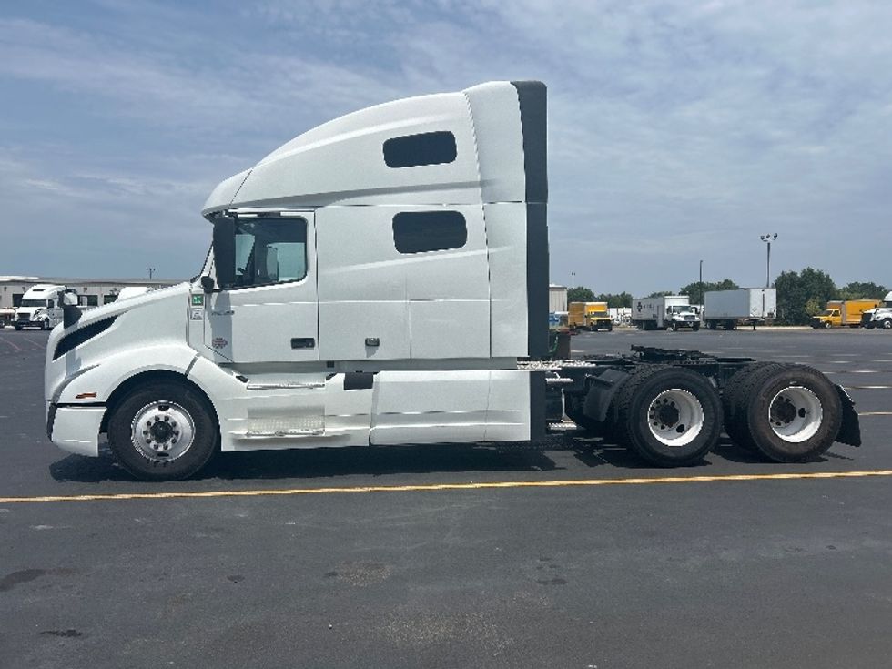 Sleeper Tractor-Heavy Duty Tractors-Volvo-2023-VNL64760-Lowell-AR-675,267\n\t\tmiles-$ 67,500 - Image 4