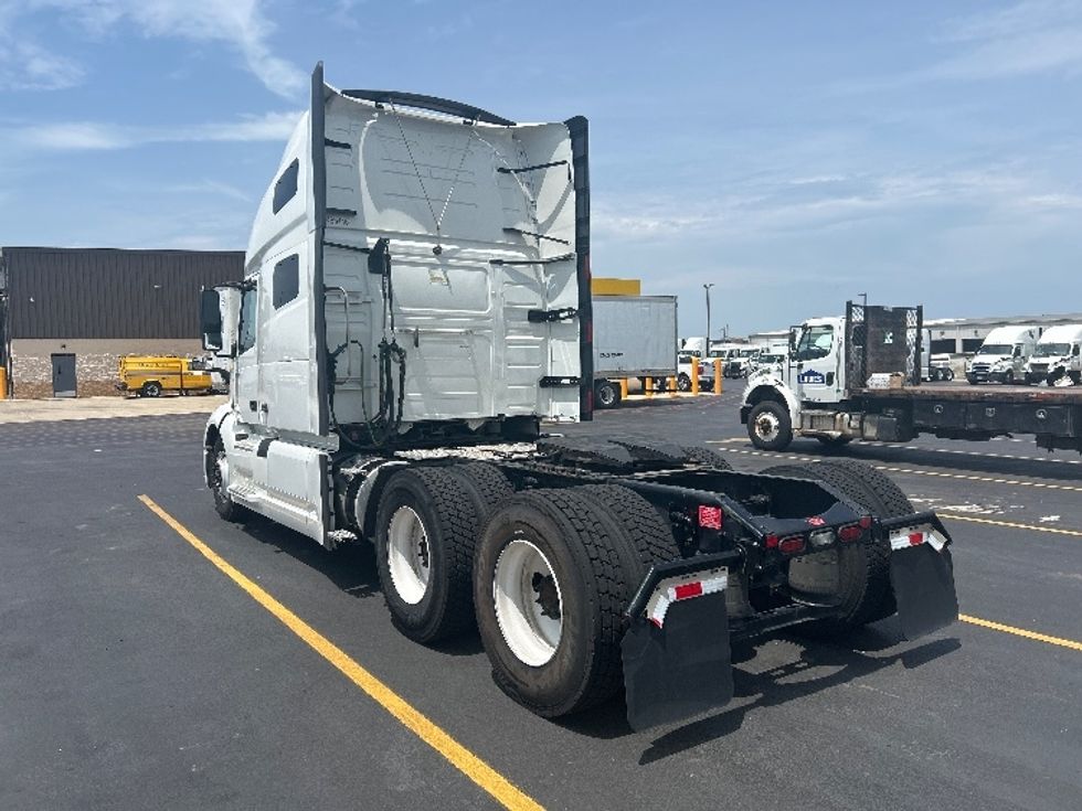 Sleeper Tractor-Heavy Duty Tractors-Volvo-2023-VNL64760-Lowell-AR-675,267\n\t\tmiles-$ 67,500 - Image 5