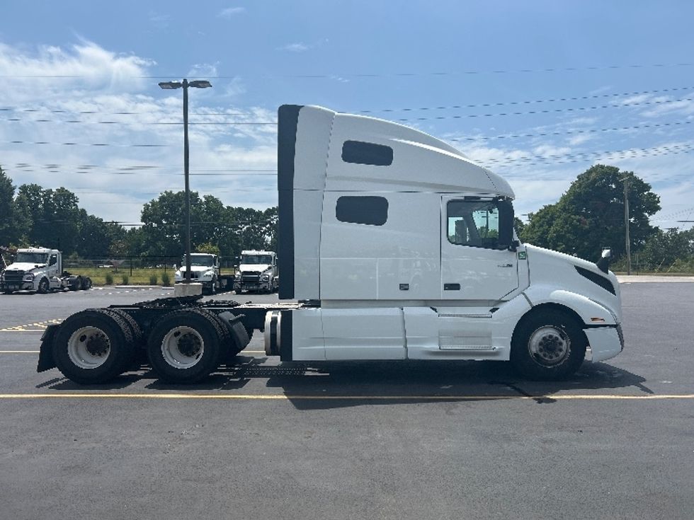 Sleeper Tractor-Heavy Duty Tractors-Volvo-2023-VNL64760-Lowell-AR-675,267\n\t\tmiles-$ 67,500 - Image 8