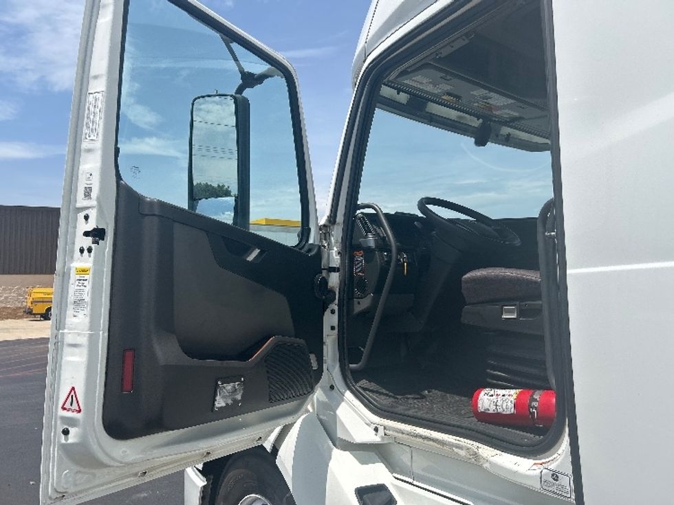Sleeper Tractor-Heavy Duty Tractors-Volvo-2023-VNL64760-Lowell-AR-675,267\n\t\tmiles-$ 67,500 - Image 9