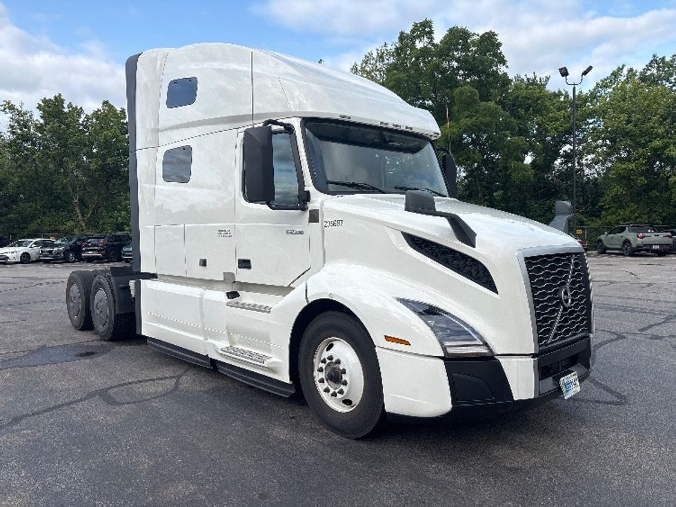 Sleeper Tractor-Heavy Duty Tractors-Volvo-2023-VNL64760-Middlefield-OH-494,862\n\t\tmiles-$ 85,250 - Image 1