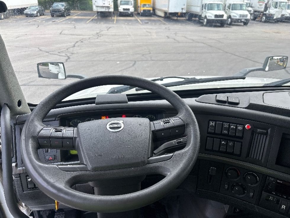 Sleeper Tractor-Heavy Duty Tractors-Volvo-2023-VNL64760-Middlefield-OH-494,862\n\t\tmiles-$ 85,250 - Image 11