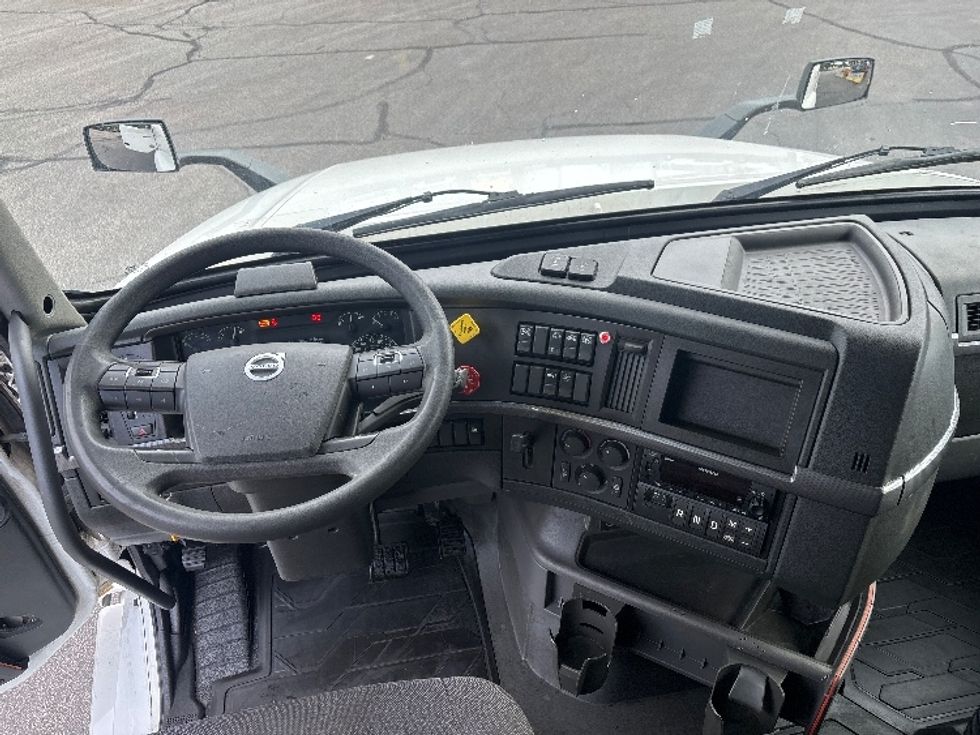 Sleeper Tractor-Heavy Duty Tractors-Volvo-2023-VNL64760-Middlefield-OH-494,862\n\t\tmiles-$ 85,250 - Image 12