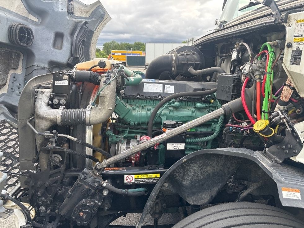Sleeper Tractor-Heavy Duty Tractors-Volvo-2023-VNL64760-Middlefield-OH-494,862\n\t\tmiles-$ 85,250 - Image 20