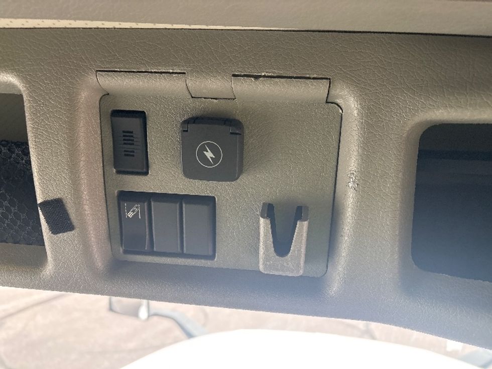 Sleeper Tractor-Heavy Duty Tractors-Volvo-2023-VNL64760-Middlefield-OH-494,862\n\t\tmiles-$ 85,250 - Image 22