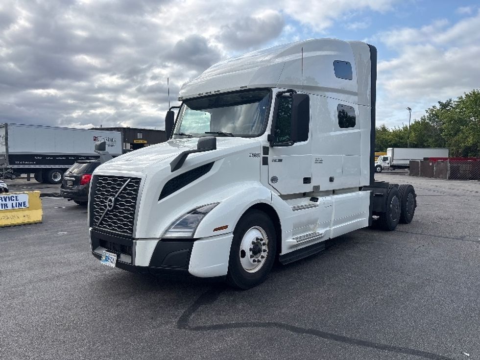 Sleeper Tractor-Heavy Duty Tractors-Volvo-2023-VNL64760-Middlefield-OH-494,862\n\t\tmiles-$ 85,250 - Image 3