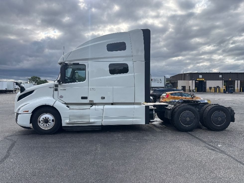 Sleeper Tractor-Heavy Duty Tractors-Volvo-2023-VNL64760-Middlefield-OH-494,862\n\t\tmiles-$ 85,250 - Image 4